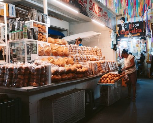 Familia caminando por un mercado local en la CDMX durante el fin de semana
